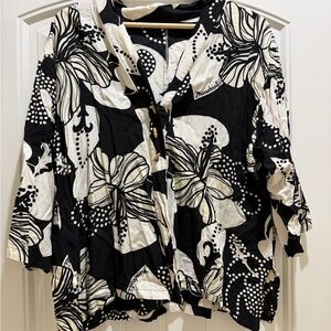 Manuhealii Vintage Black and White Floral Button-Front Tunic